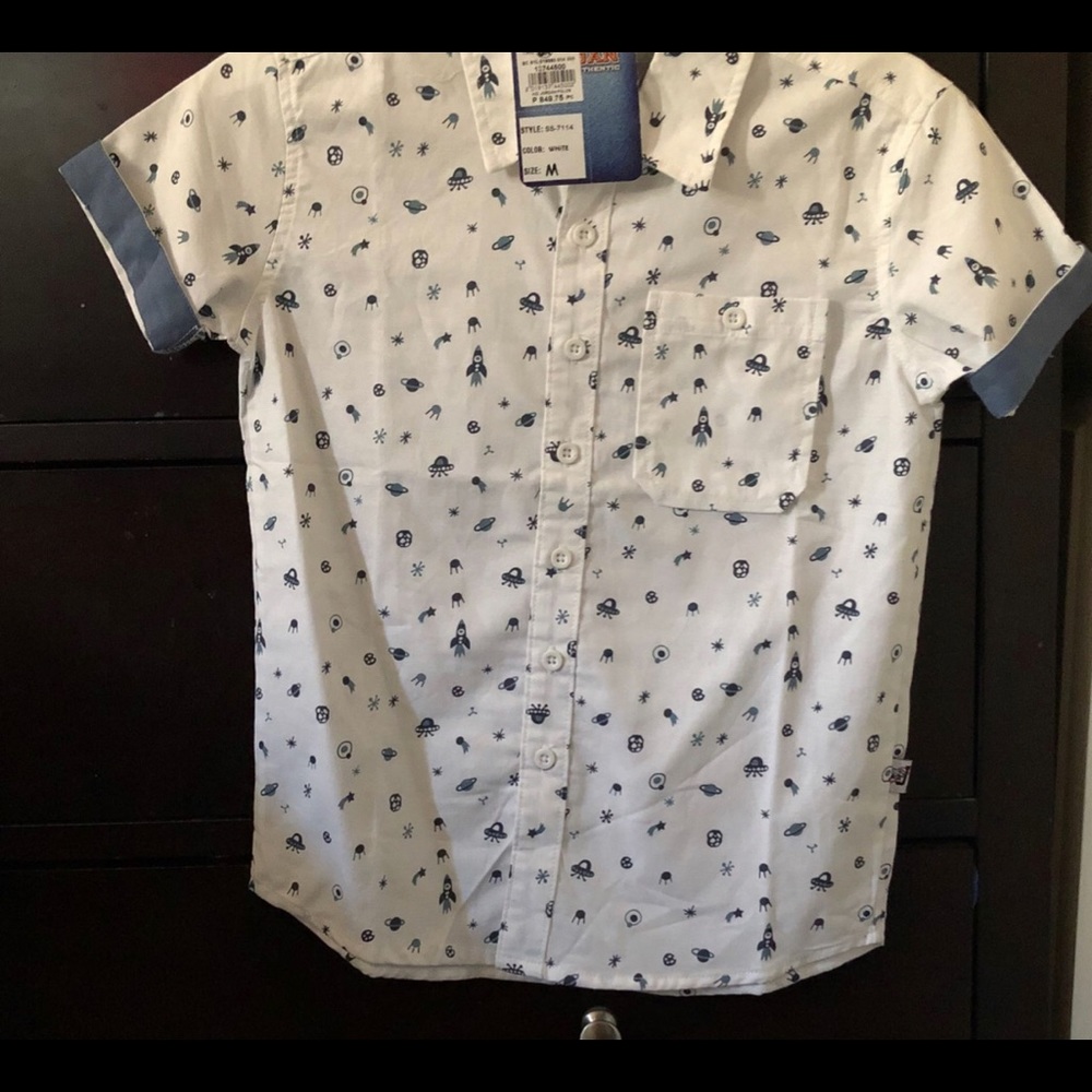 Boys button shirt. Size M.